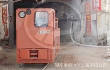 架線式電機(jī)車的自動(dòng)開關(guān)由哪些結(jié)構(gòu)組成？