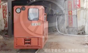 架線式電機車的自動開關由哪些結構組成？