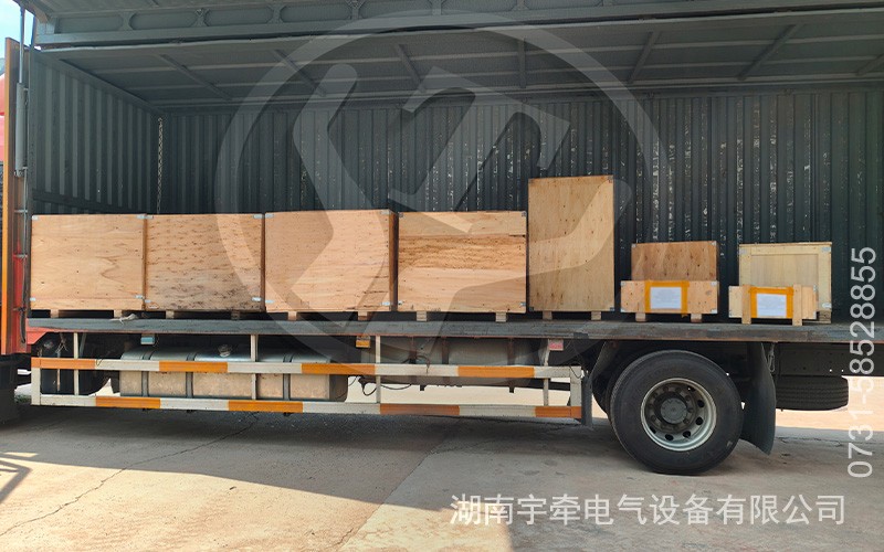 一批礦用湘潭電機車配件裝車發(fā)往海外