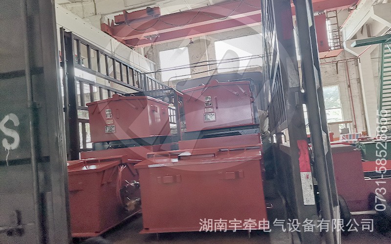2.5噸防爆湘潭電機車裝車發(fā)往云南